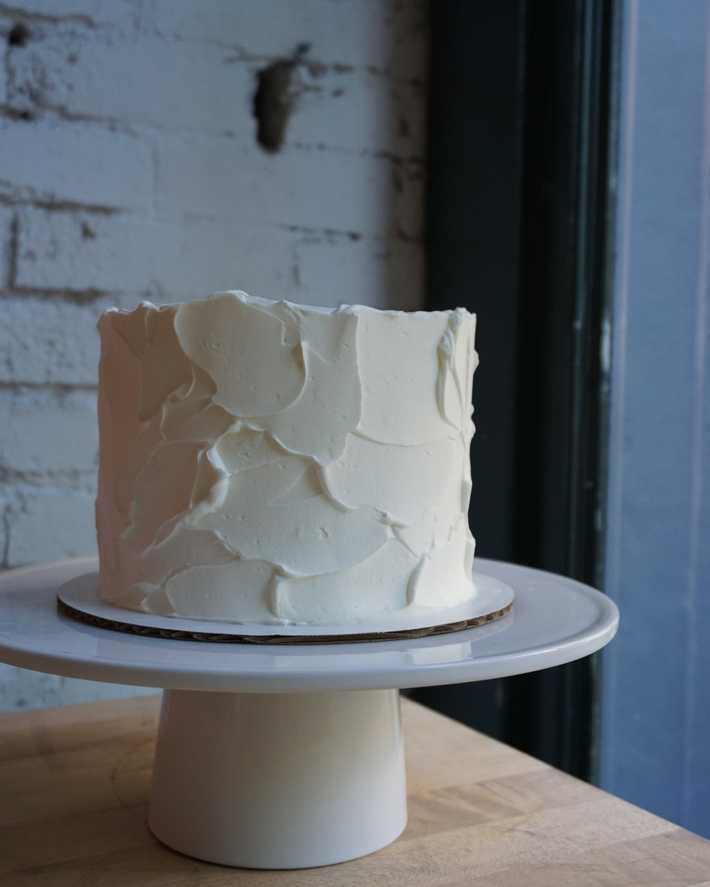 Wispy Finish Cutting Cake